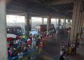 Autoridades descubren a 80 migrantes venezolanos indocumentados en terminal de buses