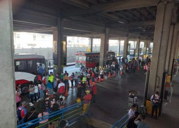 Autoridades descubren a 80 migrantes venezolanos indocumentados en terminal de buses