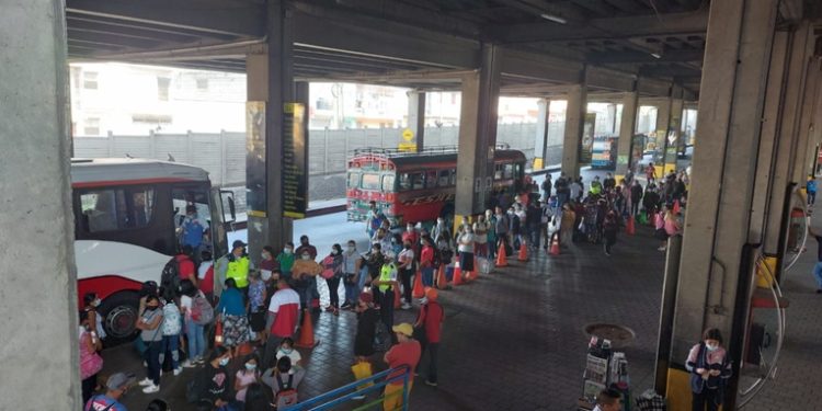 Autoridades descubren a 80 migrantes venezolanos indocumentados en terminal de buses