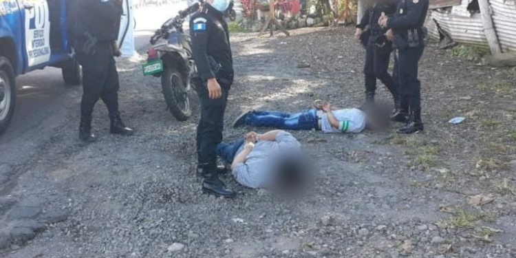 Autoridades detienen a presuntos sicarios