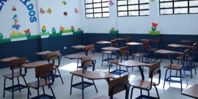 Autoridades educativas prolongan cierre de escuelas en respuesta a incendio en Villa Nueva