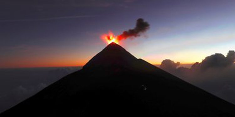 Autoridades en alerta por incremento de actividad eruptiva del volcán de Fuego