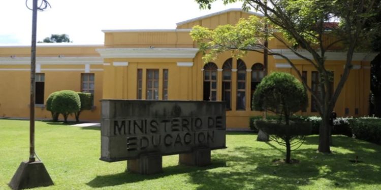 Autoridades intensifican operativos para evitar cobros indebidos en centros educativos