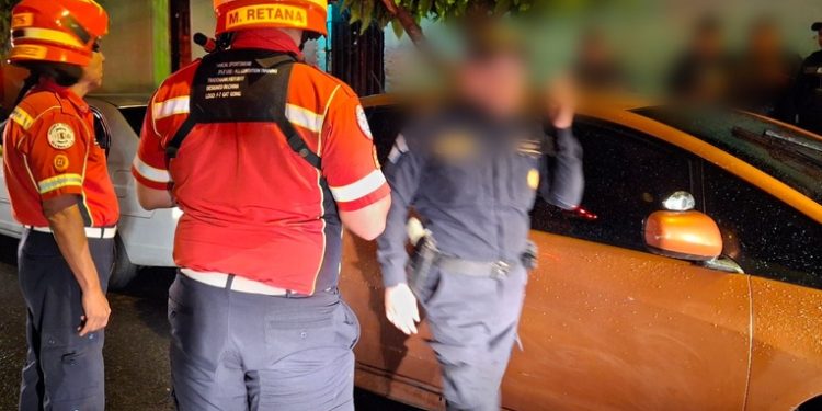 Autoridades investigan el hallazgo de cuatro personas asesinadas dentro de un automóvil en la zona 3