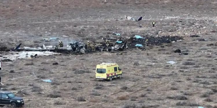 Autoridades kazajas confirman 38 muertos en accidente aéreo