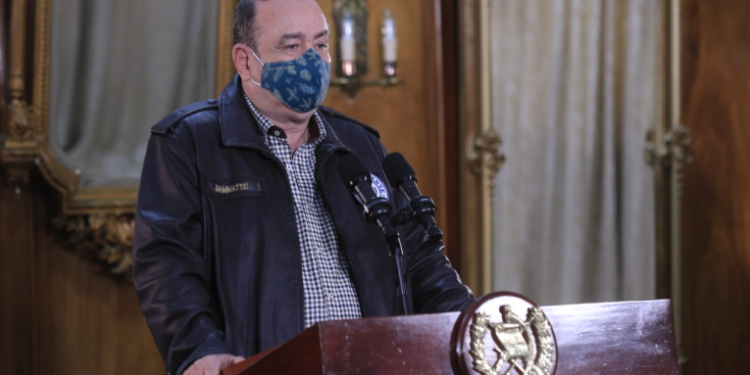 Autoridades no descartan “toque de quedaâ€: restringen la entrada de viajeros provenientes del Reino Unido y Sudáfrica