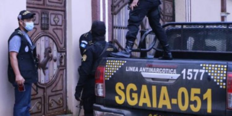 Autoridades realizan operativos contra narcotraficantes