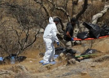 Autoridades recuperan 24 cadáveres de fosa en México
