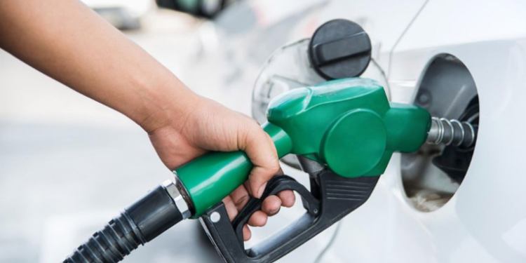 Autoridades registran leve aumento de precio de gasolina