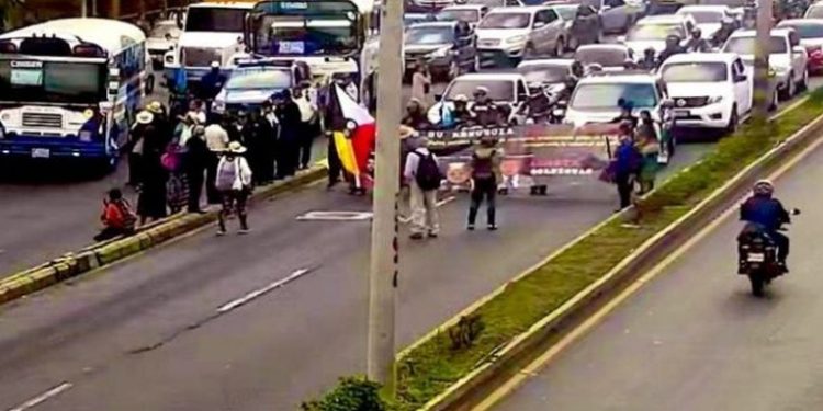 Autoridades y manifestantes acuerdan desbloquear rutas clave hacia El Salvador