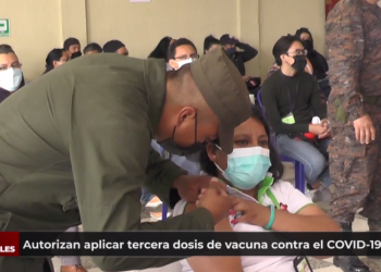 Autorizan aplicar tercera dosis de vacuna contra el COVID-19