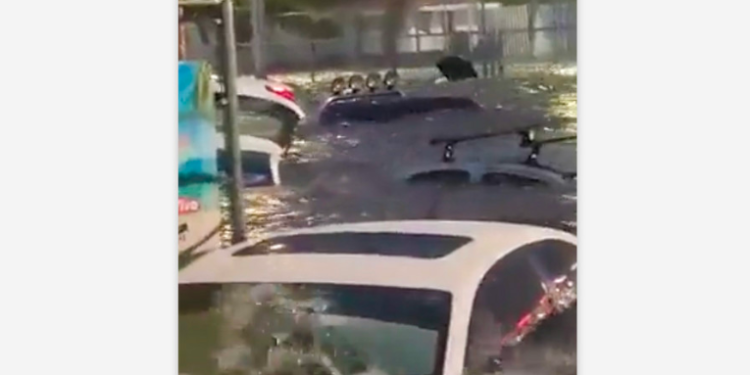 Autos sumergidos y caos: los estragos de las inundaciones en la ciudad mexicana de Guadalajara