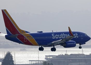 Avión es alcanzado por una bala justo antes del despegue