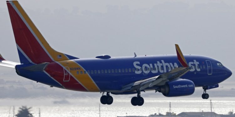 Avión es alcanzado por una bala justo antes del despegue