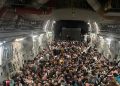 Avión militar estadounidense establece récord al evacuar a 823 personas de Afganistán