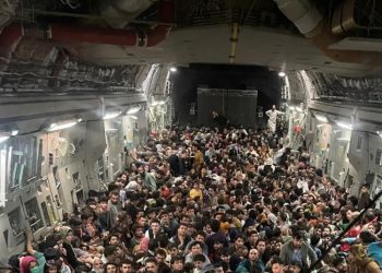 Avión militar estadounidense establece récord al evacuar a 823 personas de Afganistán