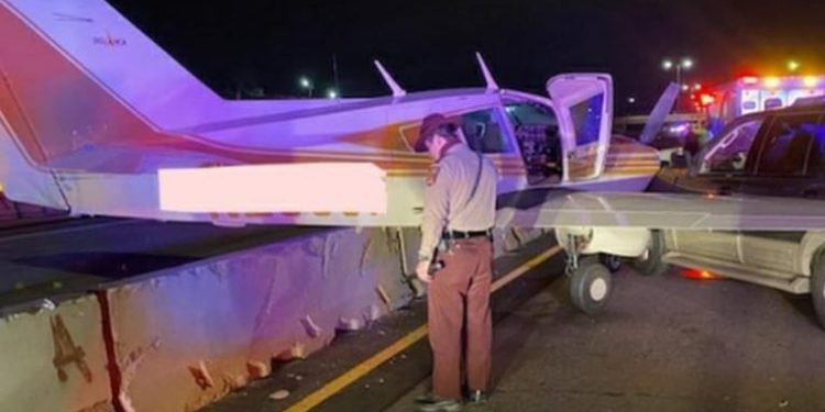 Avioneta realiza un impresionante aterrizaje en una autopista de E.E.U.U.