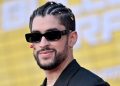 Bad Bunny hace arder las redes por lanzar el teléfono de una fan que quiso hacerse una foto con él