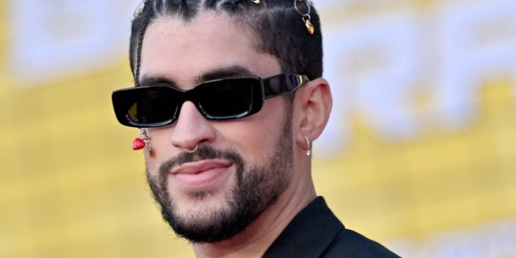 Bad Bunny hace arder las redes por lanzar el teléfono de una fan que quiso hacerse una foto con él
