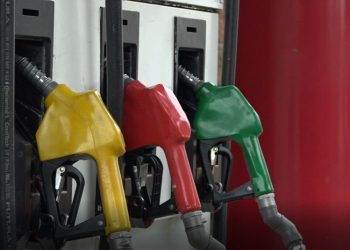 Bajan considerablemente los precios de gasolina y diésel desde este lunes