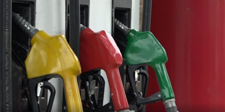 Bajan considerablemente los precios de gasolina y diésel desde este lunes