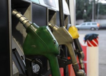 Bajan los combustibles: precios disminuyen 20 centavos este Martes Santo