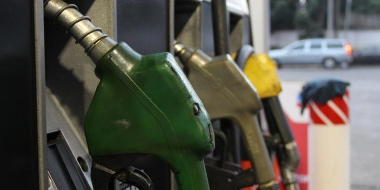 Bajan los combustibles: precios disminuyen 20 centavos este Martes Santo