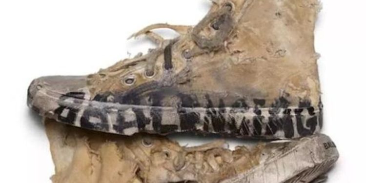 Balenciaga presenta nuevo modelo de tenis rotos y sucios por 1.850 dólares