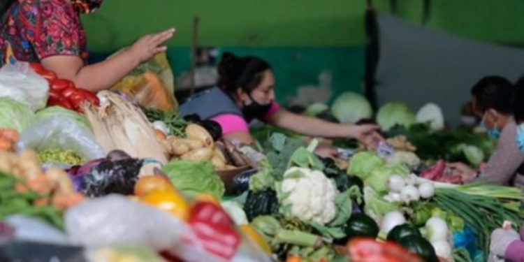 Bancada Cabal propone eliminar IVA en productos de la canasta básica para reducir precios