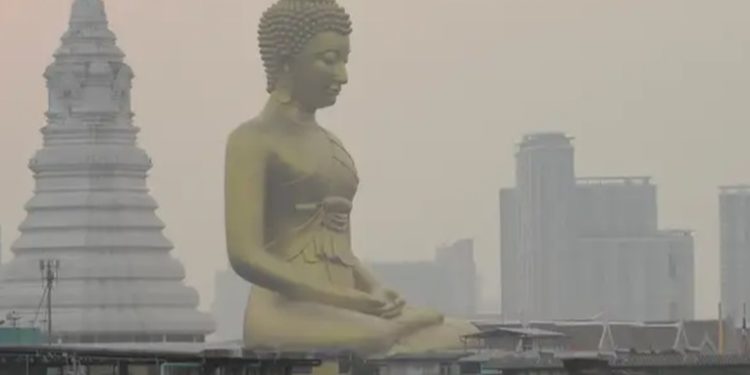 Bangkok cierra más de 100 escuelas por smog