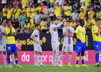 Barí§a vence al Cádiz en un partido en el que el fútbol quedó en segundo plano