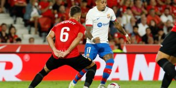 Barça y Madrid se juegan el liderato de la Liga en la jornada adelantada por la Supercopa de España