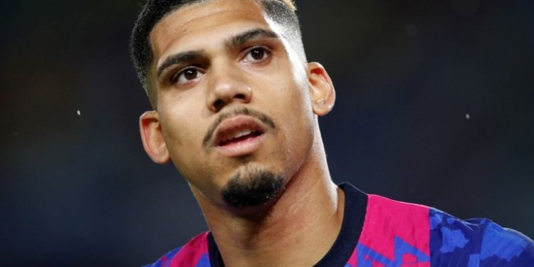 Barcelona renueva a Ronald Araújo hasta el 2026
