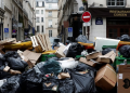 Basura acumulada opaca brillo de París en plena huelga por pensiones