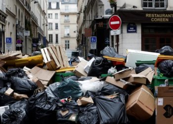 Basura acumulada opaca brillo de Parí­s en plena huelga por pensiones
