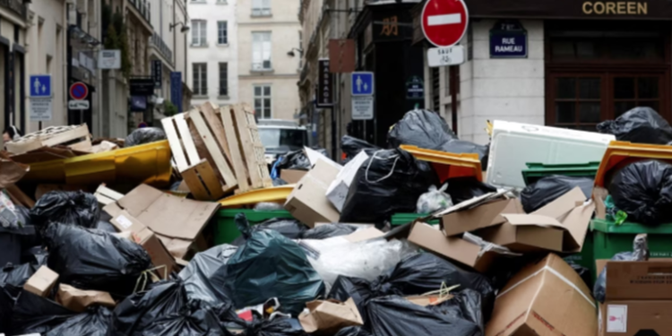 Basura acumulada opaca brillo de Parí­s en plena huelga por pensiones