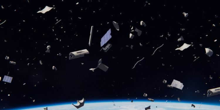 Basura espacial en la órbita de la Tierra pesa más que un tren cargado de 70 vagones
