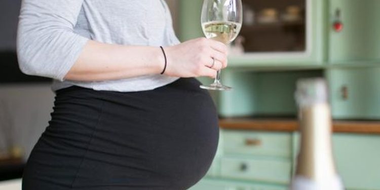 Beber alcohol durante el embarazo es más dañino de lo que pensábamos