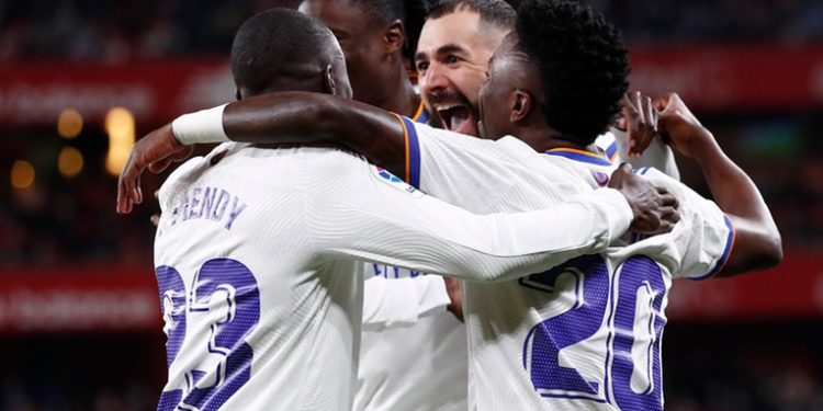 Benzema iza las velas del Real Madrid hacia el título de Liga