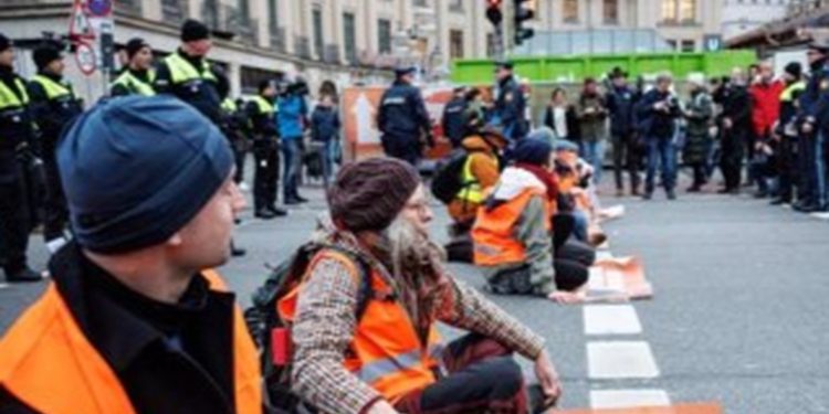 Berlín: activistas climáticos cortan avenida central