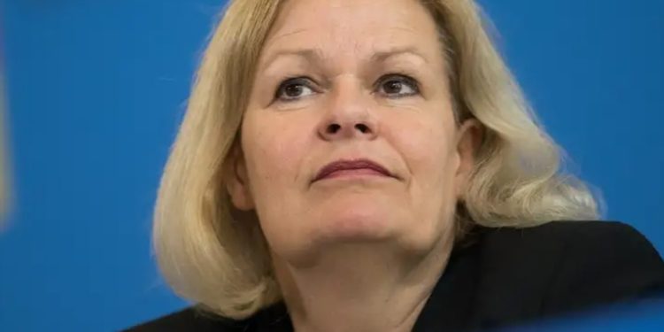 Berlín presenta nueva estrategia de defensa de la democracia