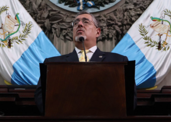 Bernardo Arévalo advierte sobre los riesgos de la polarización y criminalización en el aniversario de la Constitución