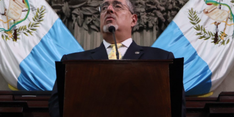 Bernardo Arévalo advierte sobre los riesgos de la polarización y criminalización en el aniversario de la Constitución