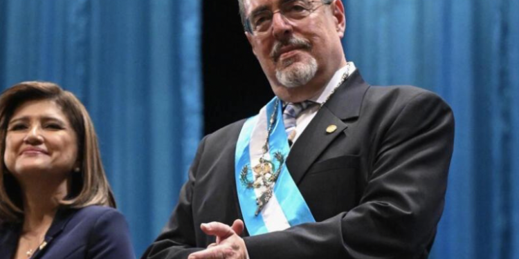 Bernardo Arévalo de León es juramentado como presidente