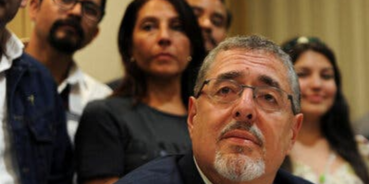 Bernardo Arevalo denuncia plan que pretende dejar fuera de la contienda a Movimiento Semilla