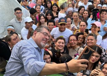 Bernardo Arevalo expone sus planes en salud y combate a la corrupción durante gira departamental