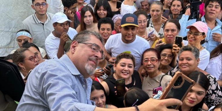 Bernardo Arevalo expone sus planes en salud y combate a la corrupción durante gira departamental