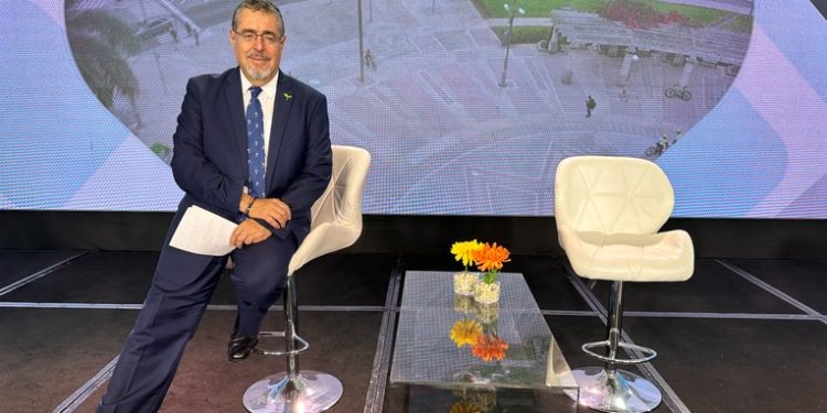 Bernardo Arévalo expresa lamento por falta de debate con Sandra Torres de la UNE