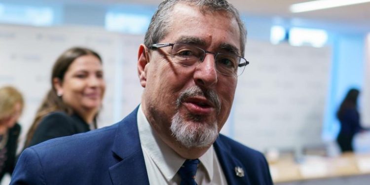 Bernardo Arévalo formaliza renuncia como Secretario General de Movimiento Semilla