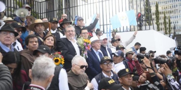 Bernardo Arévalo hace un llamado a la participación ciudadana en la marcha por la democracia